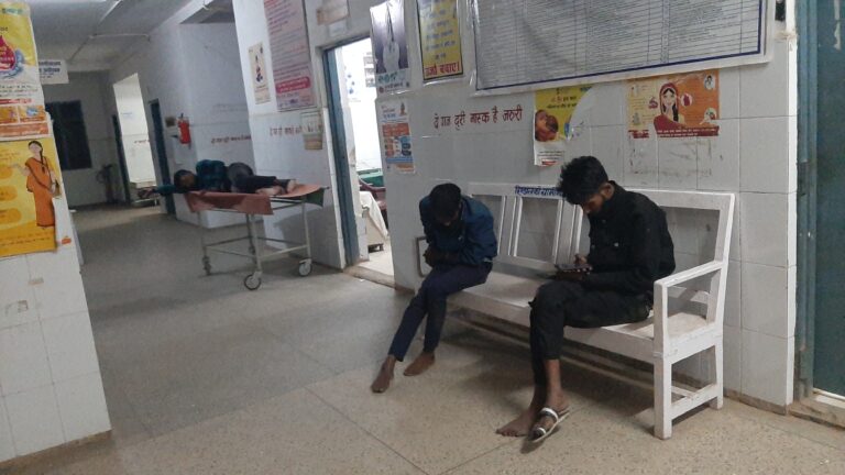 जीप मोटरसाइकिल की अपने सामने भिड़न्त में तीन जख्मी एक रेफर