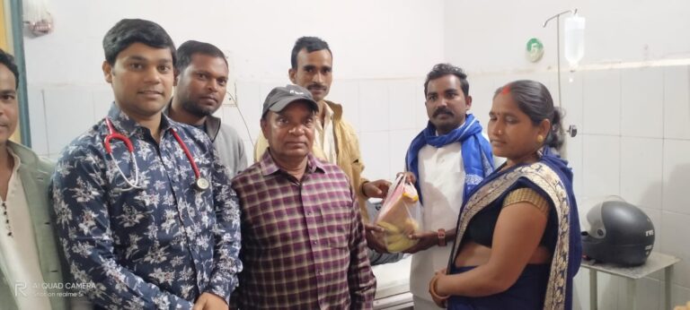 भीम आर्मी के संस्थापक चन्द्रशेर के जन्मदिन पर भीम आर्मी के जिलाध्यक्ष ने मरीजो को बांटे फल