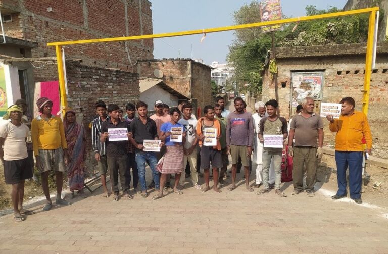 बैरियर के विरोध में स्थानीय रहवासियों व मजदूरों का प्रदर्शन।