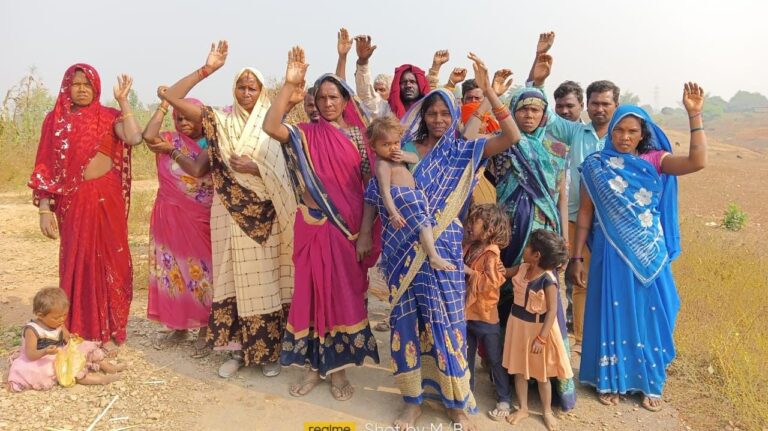 सोनभद्र : नहीं पहुंची है बिजली यहां तक, महिलाओं के समूह ने किया मांग प्रदर्शन।