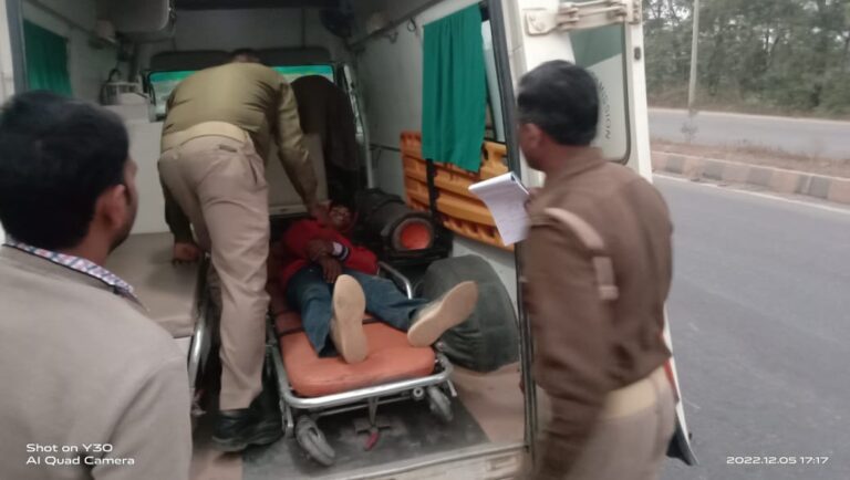 डाला : बाइक सवार सड़क पर गाय से टकराया, तीन युवक घायल।