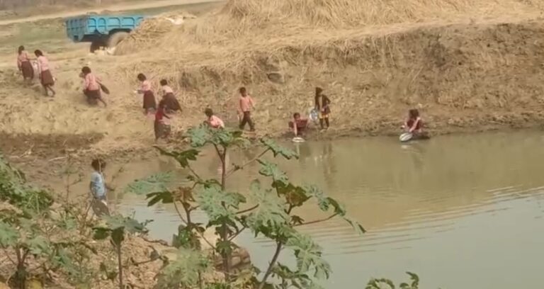 सोनभद्र : प्राथमिक विद्यालय के बच्चों का गहरे तालाब के पानी मे बर्तन धोते वीडियो हुआ वायरल, प्रधानाध्यापक सस्पेंड।