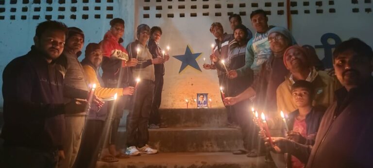 पुरानी पेंशन बहाली के लिए शहीद हुए डॉक्टर राम आशीष सिंह के चित्र पर माल्यार्पण कर और कैडिल जलाकर दी गई श्रद्धांजलि।