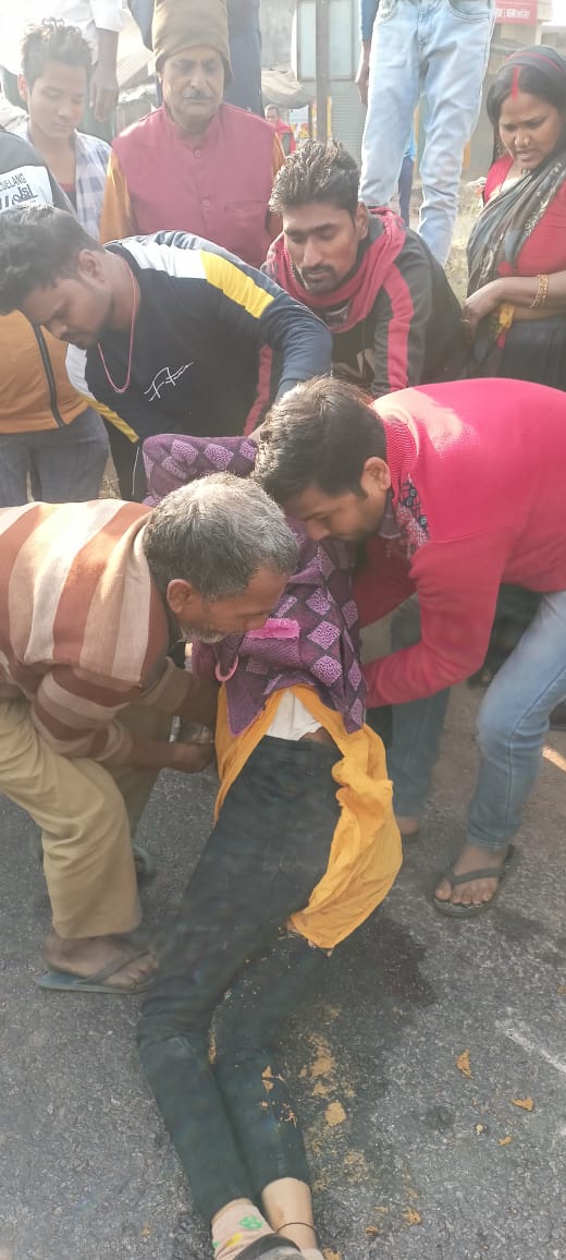 सोनभद्र : स्कूल के लिए जा रही छात्रा ट्रक की चपेट में आयी हुई मौत, परिजनों में कोहराम।