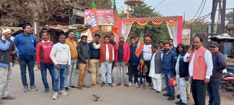 गुजरात विधानसभा सीट और रामपुर उपचुनाव में भाजपा प्रत्याशी के जीत पर भाजपा कार्यकर्ताओं में खुशी की लहर।