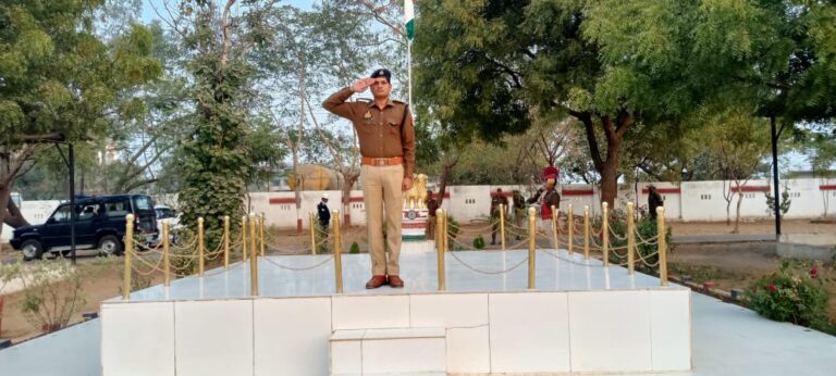 सोनभद्र एस पी ने पुलिस लाइन में परेड का निरीक्षण कर सम्बन्धित को दिए आवश्यक दिशा-निर्देश।