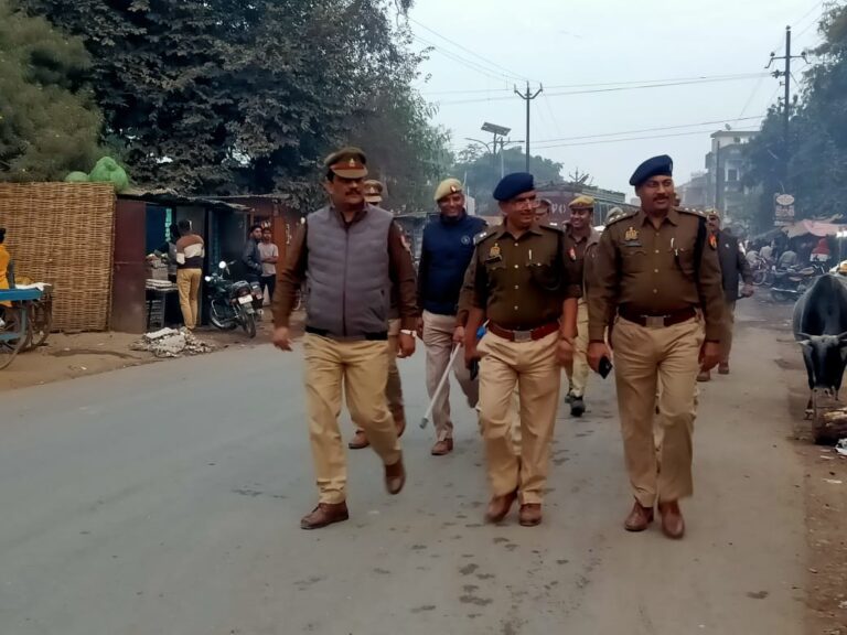 एडिशनल एसपी नक्शल नें दुद्धी में किया पैदल मार्च।