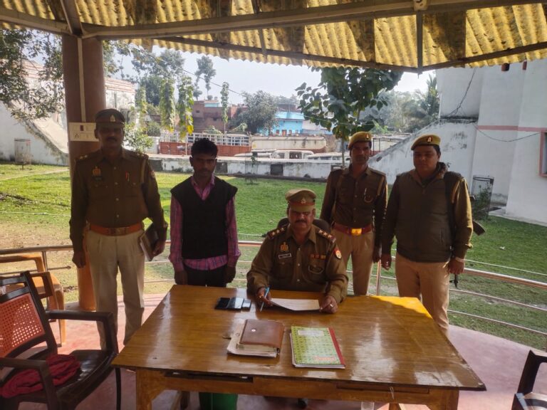 चोपन पुलिस ने गैंगेस्टर एक्ट में वांछित अभियुक्त को किया गिरफ्तार।