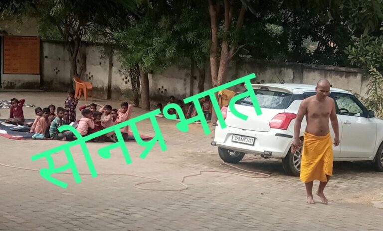 Sonbhadra News : सरकारी स्कूल में पढ़ाई के समय गमछा पहन मास्टर साहब निजी कार की धुलाई करते दिखे, बच्चे बने मूकदर्शक। 