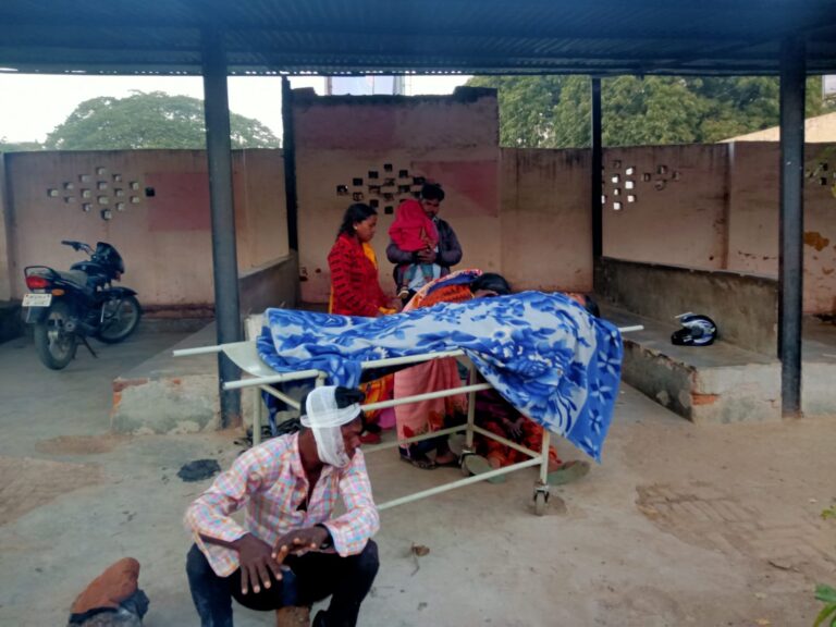 झारखंड से बघाडू आ रहे कार और मोटरसाइकिल की भिड़ंत में घायल महिला की मृत्यु , 4 वर्षीय बालिका रेफर।