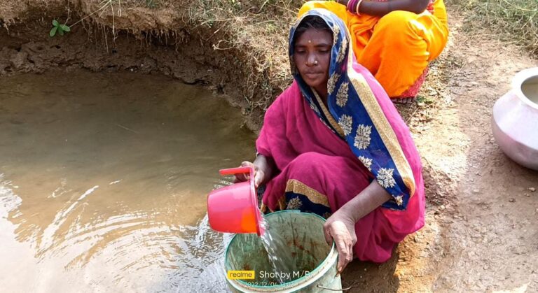 Sonbhadra News : सोनभद्र का यह गांव जहां पानी की बूंद को तरस जाते है लोग, चुआड़ से पीते है पानी।