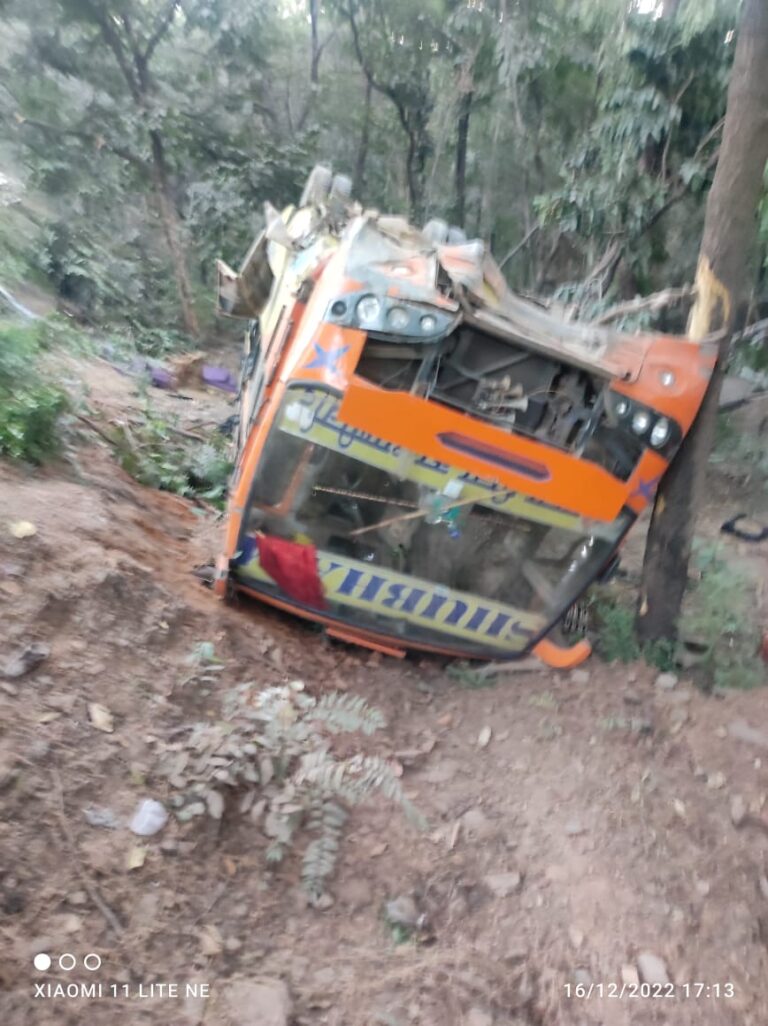 Sonbhadra News : वैवाहिक कार्यक्रम से वापस हो रही बस पलटी,आधा दर्जन यात्री घायल।