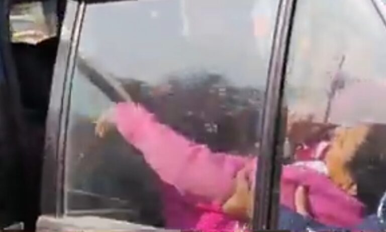 रेणुकूट मे V.Mart के पास महिला टीचर का हुआ दु:खद एक्सीडेंट।