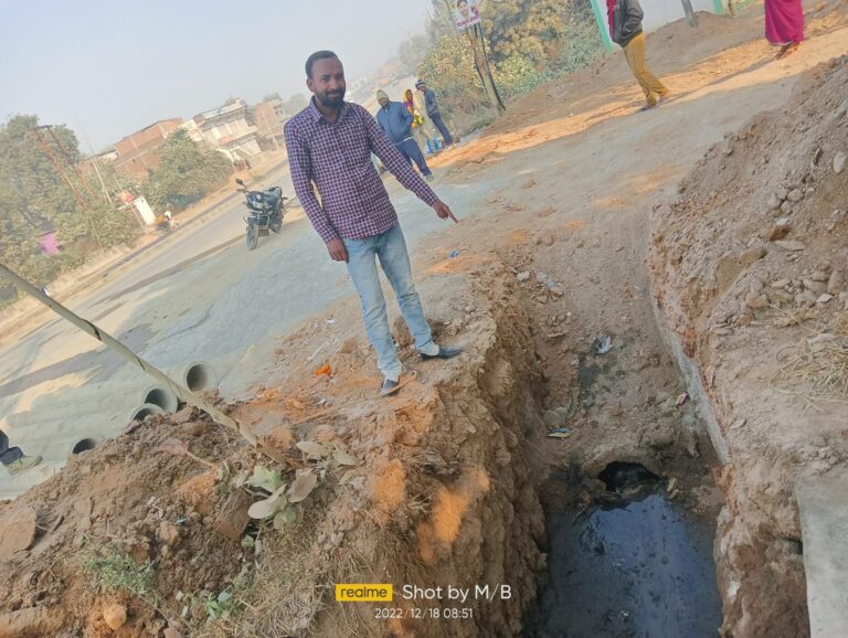 टेंडर के विपरीत हो रहे कार्य के विरुद्ध लोगों ने जाहिर की नाराजगी।