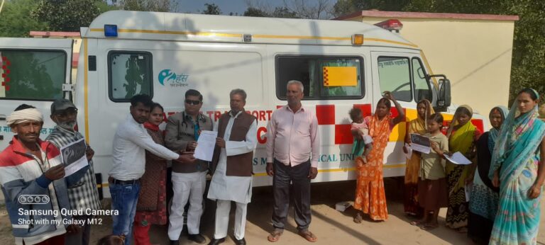 हंस फाउंडेशन मोबाइल मेडिकल यूनिट द्वारा ग्राम बोम में मरीजों का किया गया निःशुल्क उपचार।