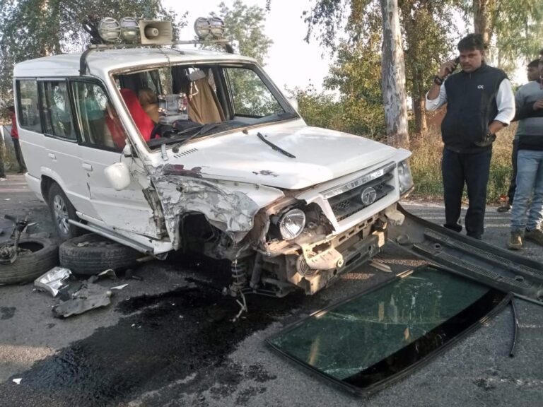 ट्रैफिक इंस्पेक्टर व चिकित्सक के वाहन में जोरदार टक्कर,कई घायल