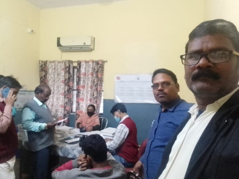 नेक कार्य : बस स्टैंड दुद्धी पर एक राहगीर की तबीयत बिगड़ी,  स्वतंत्र पत्रकार समिति अध्यक्ष ने  सीएचसी में कराया भर्ती।