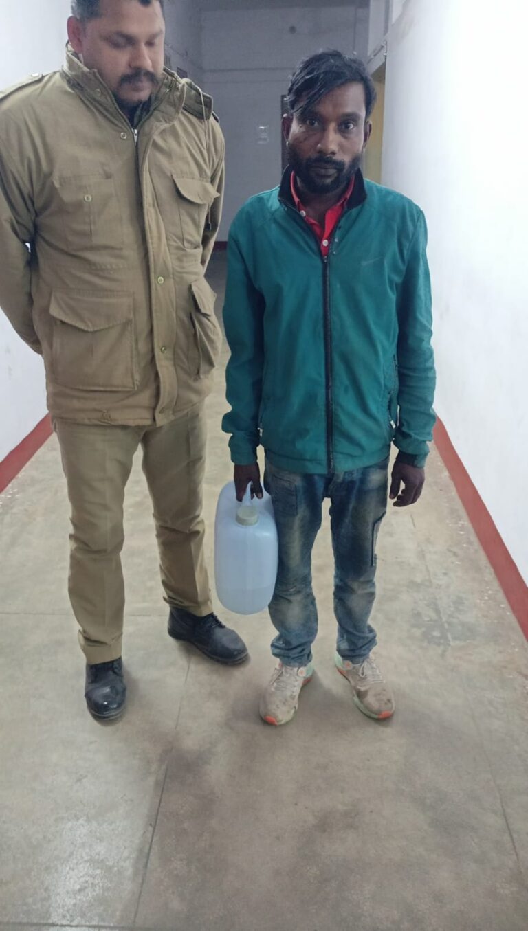 30 लीटर कच्ची शराब बरामद तीन गिरफ्तार।