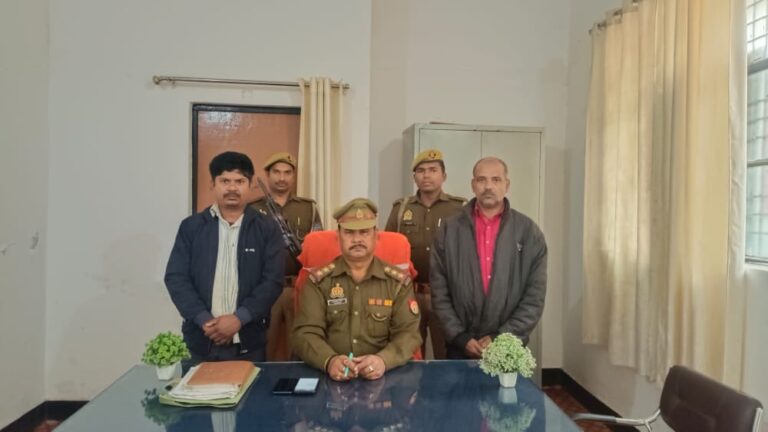 चोपन पुलिस ने मछली चोरी कर भाग रहे दो अभियुक्त को किया गिरफ्तार।