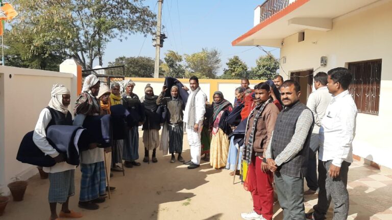 100 असहाय जरूरतमंदों को विधायक ने बांटा राहत का कम्बल।