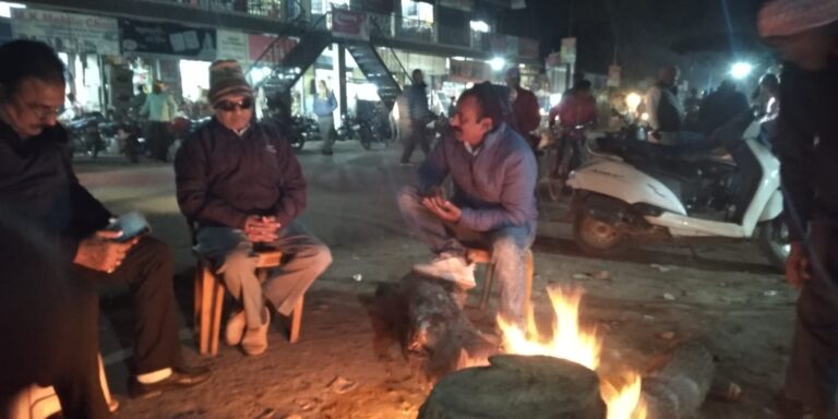 सर्द हवाओं में बढ़ाई गलन लोग सकते में।