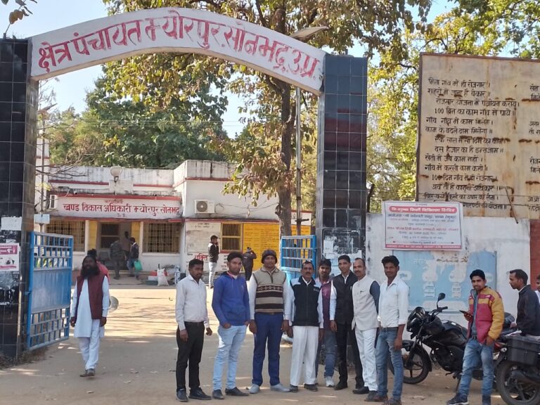 ग्रामीणों ने प्रधान पर अपने चहेतों को ही लाभार्थी बनाये जाने का लगाया आरोप