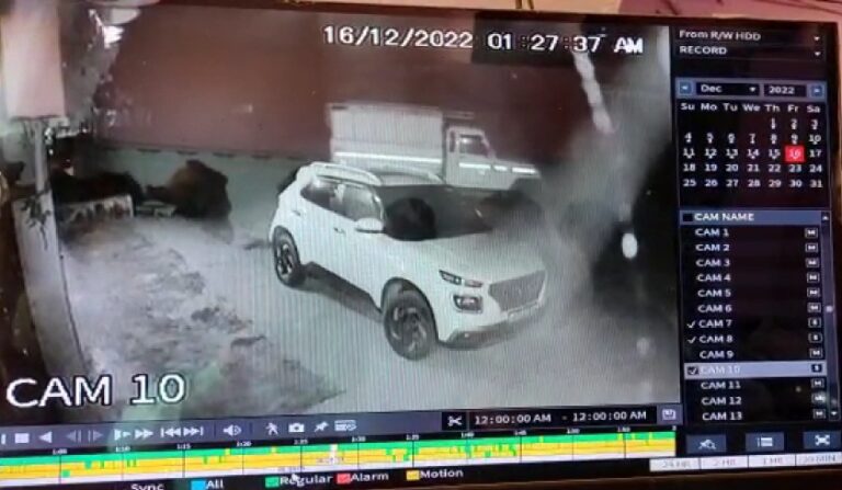 सोनभद्र : दुद्धी में पिकअप वाहन की चोरी करते हुए चोर हुए सीसी कैमरे में कैद।