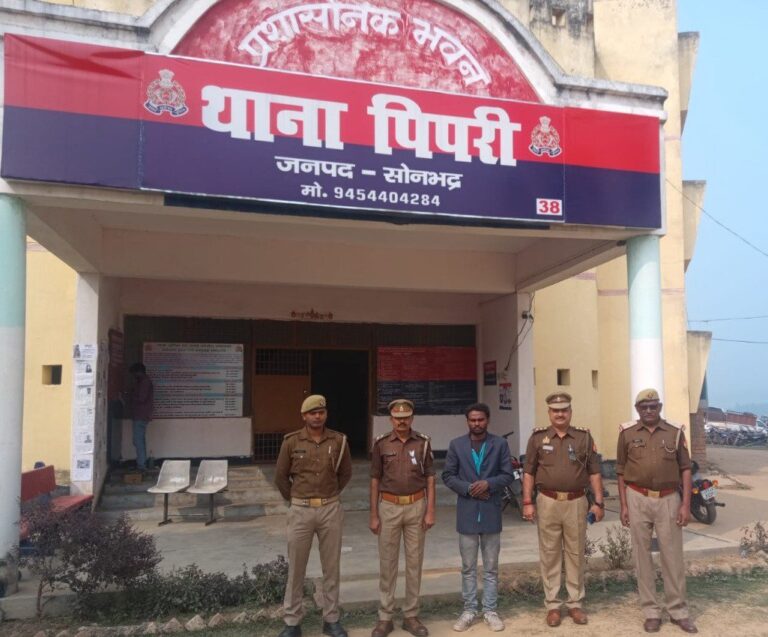 सोनभद्र : ए टी एम तोड़कर चोरी करने का प्रयास वाला युवक गिरफ्तार। पाइप, तमंचा बरामद।