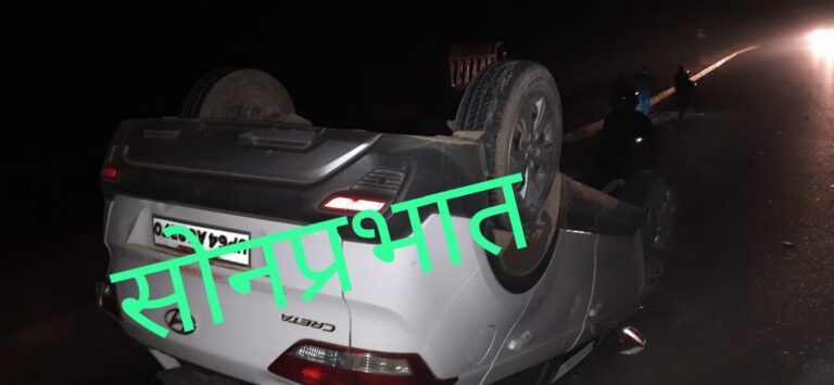 अनियंत्रित होकर कार पलटा, चालक बचा बाल बाल।