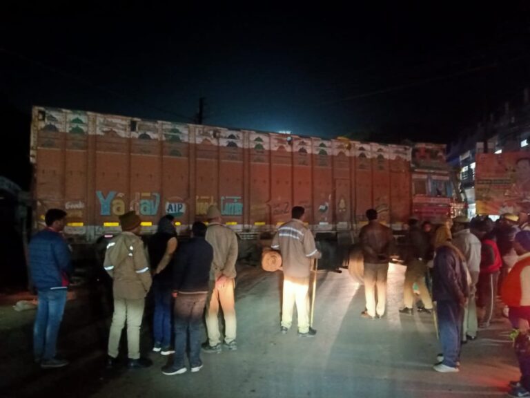 दुद्धी – मालवाहक ट्रक में तकनीकी खराबी के कारण जाम।