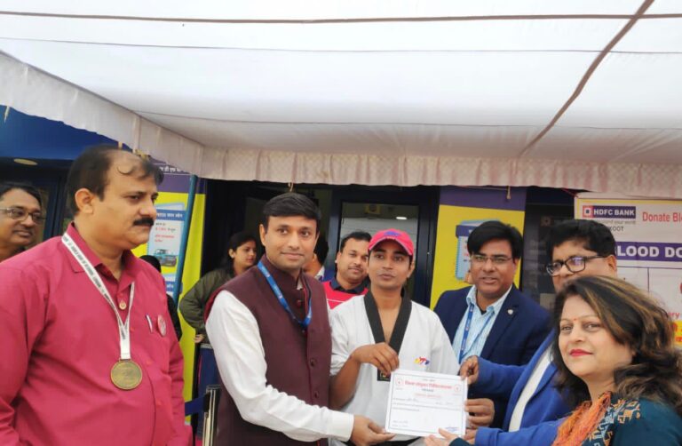 रेनुकूट मे बैंक के परिसर में रक्तदान शिविर का प्रयास फाउंडेशन और आई.एम. एस. द्वारा किया गया आयोजन।