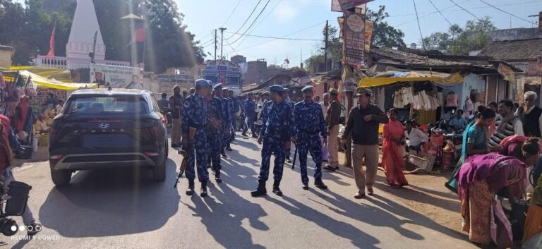 शांति एवं सुरक्षा व्यवस्था के मद्देनजर आर ए एफ की टीम ने प्रभारी निरीक्षक के साथ किया रूट मार्च।