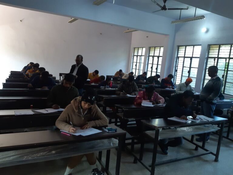 असिस्टेंट डायरेक्टर इग्नू ने राजकीय महाविद्यालय केंद्र का किया निरीक्षण।