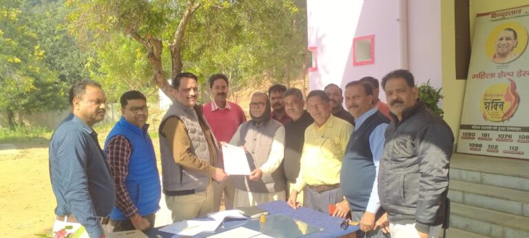 उद्योग व्यापार मंडल के प्रतिनिधिमंडल प्रभारी निरीक्षक को सौंपा ज्ञापन।