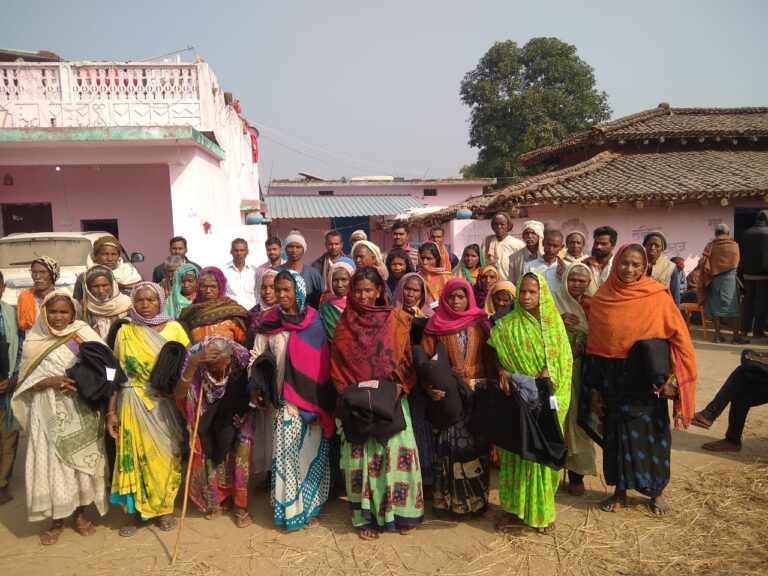 सागोबांध ग्राम प्रधान ने 300 कंबल वितरित किए।