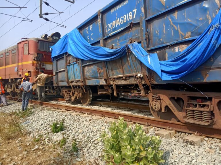 नमक रेणुकूट लेकर जा रही मालगाड़ी का इंजन और वैगन पटरी से उतरे, परिचालन ठप, बड़ा हादसा टला।