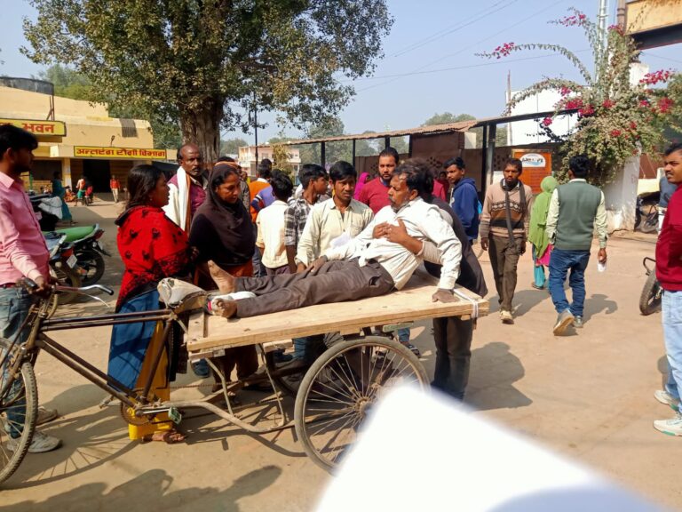 दुद्धी – ट्रक से टाइल्स उतार रहे दो रिक्शा चालक हुए गंभीर ट्रामा सेंटर रेफर।