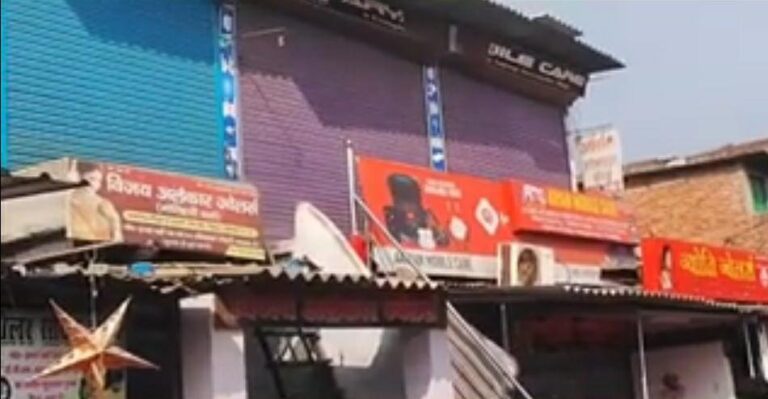 रेणुकूट मे मोबाइल की दुकान के अन्दर घुसे चोर की करतूत हुई सीसीटीवी कैमरे में कैद।