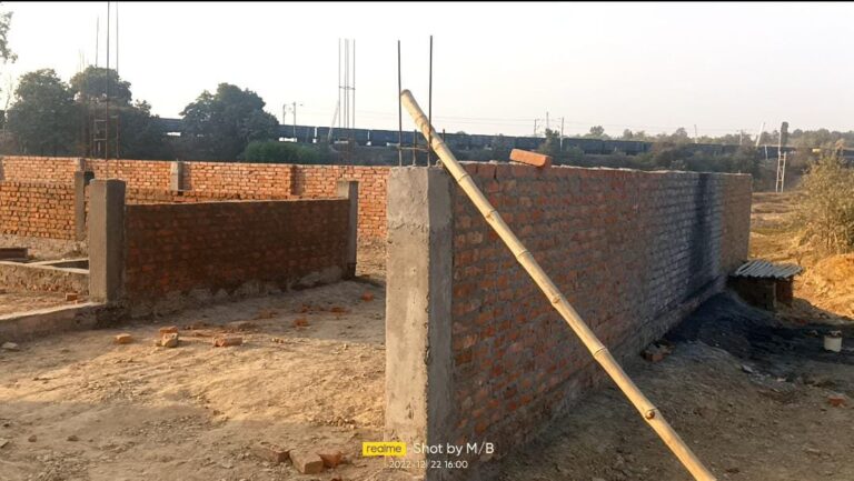 गुरमुरा रेलवे स्टेशन पर निर्माणाधीन पीट दान चढा भ्रष्टाचार की भेट।