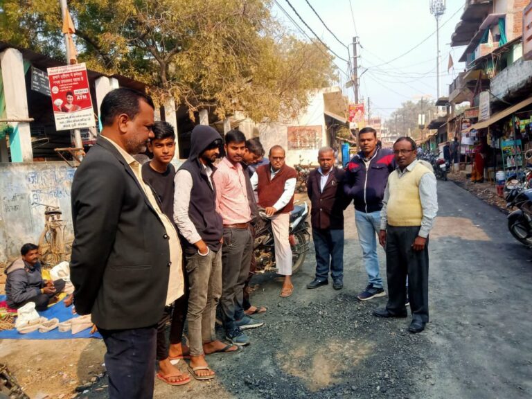 दुद्धी से जपला, रन्नू, महुअरिया प्रधानमंत्री ग्राम सड़क योजना मानक के विपरीत बनाए जाने को लेकर भाजपा कार्यकर्ता व अधिवक्ता बीफरे।