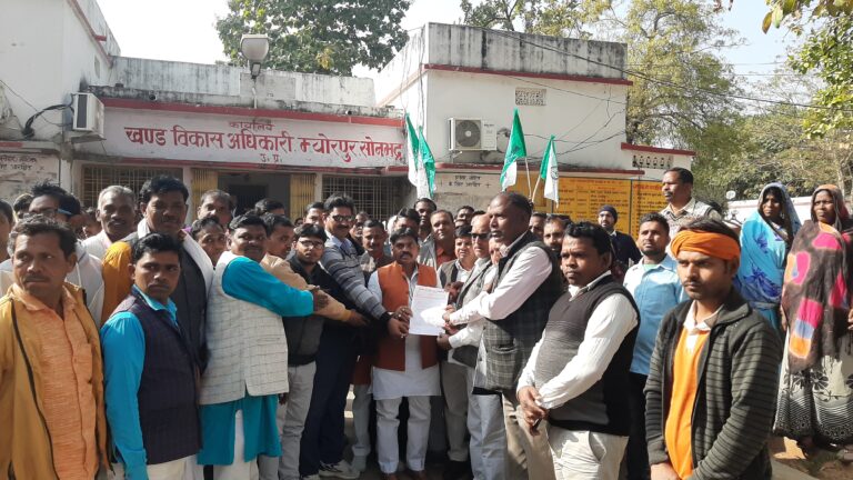 अखिल भारतीय प्रधान संघ ने आठ सूत्रीय मांगों का राज्य मंत्री/खण्ड विकास अधिकारी को दिया ज्ञापन