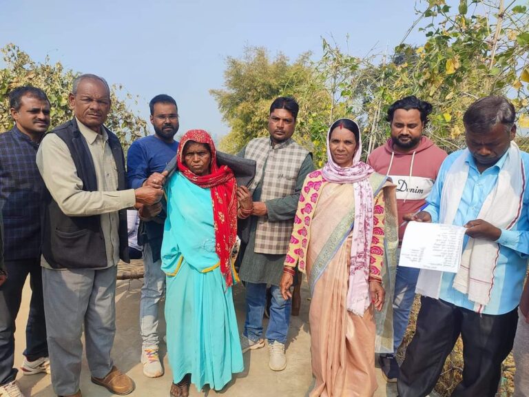 जरूरतमंदों को विधायक की पत्नी ने कम्बल वितरण किया