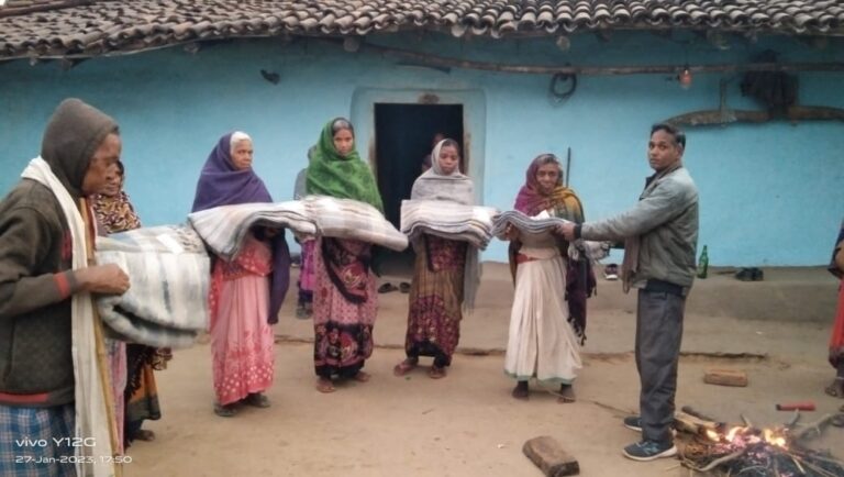 अहिर बुढ़वा मनरु में टोला कम्बल वितरण किया गया