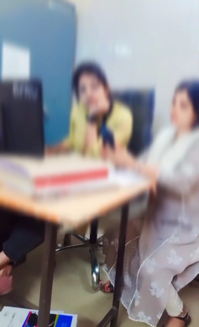 Sonbhadra News: दुद्धी सामुदायिक स्वास्थ्य केंद्र में ऑन ड्यूटी ऑफिसर बना रही थी रील, वायरल।