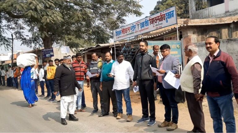 सड़क सुरक्षा जीवन रक्षा विषय पर नेता जी सुभाष चन्द्र बोस जयन्ती पर बनाई गई मानव श्रृंखला