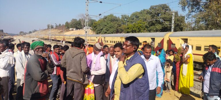 आदिवासी अंचलों में रेलवे ब्रिज को लेकर ग्रामीणों ने भरी हुंकार,सुनवाई नहीं होगी तो करेंगे रेल लाइन जाम।