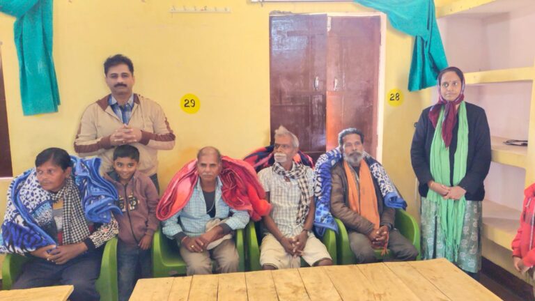 सराहनीय – स्वर्गीय पंकज जाक्क्षा पनिका की स्मृति में वृद्ध आश्रम दुद्धी में जाकर कंबल वितरण एवं सामूहिक सहभोजन दंपति ने कराया।