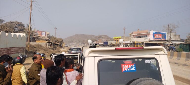 सड़क किनारे घायल अवस्था में मिला स्कूटी सवार क्षेत्र में सनसनी।