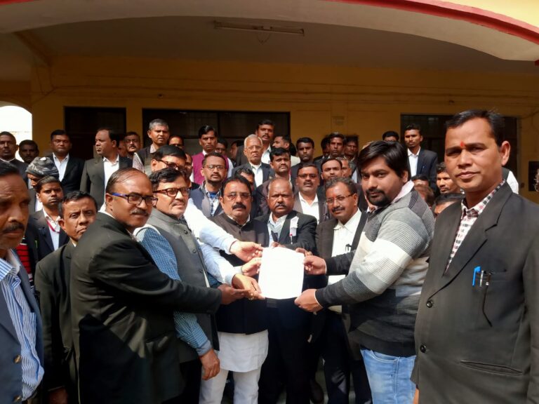 अधिवक्ताओं द्वारा विभिन्न मांगों को लेकर बार काउंसिल के आह्वान पर टोकन हड़ताल में मुख्यमंत्री के नाम सौंपा ज्ञापन न्यायिक कार्य से रहे विरत।