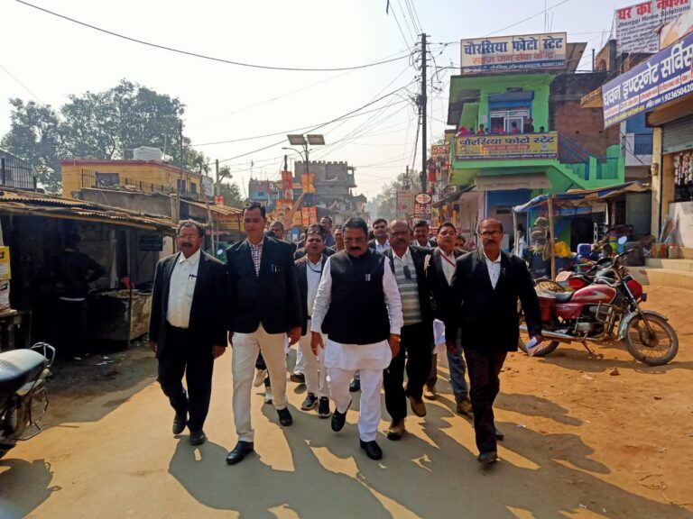 अधिवक्ताओं ने काली पट्टी बांध जताया विरोध।